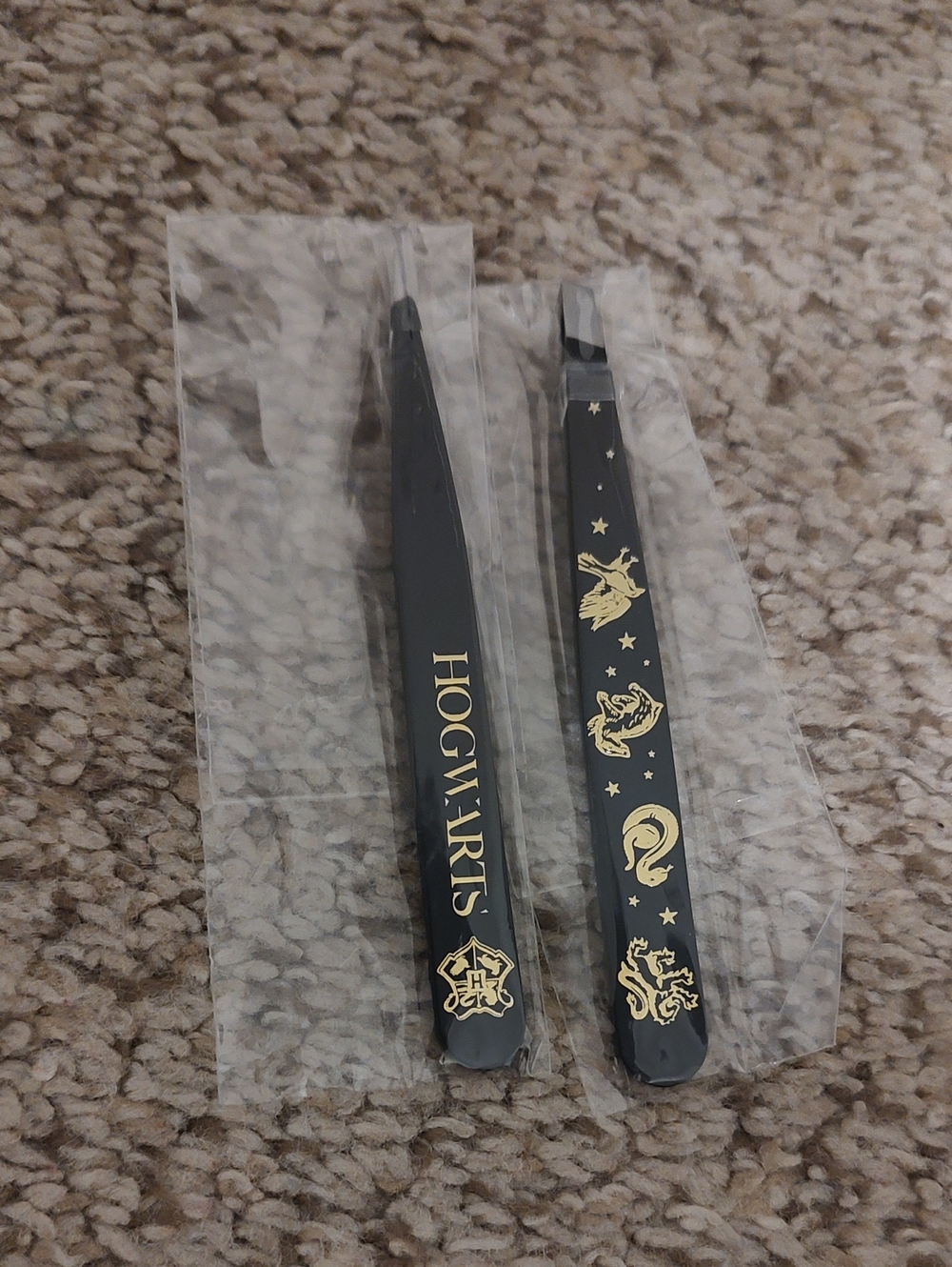 Hogwarts Black & Gold Tweezers - Decorative Women's Grooming Tool
